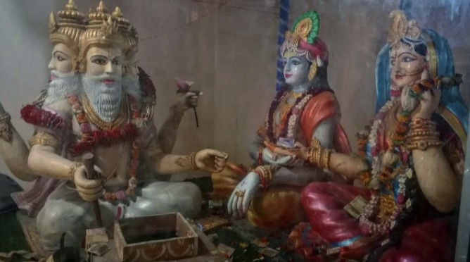 Radha Krishna's marriage is being performed by Brahma in Bhandirvan, Vrindavan